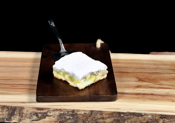 Cuadros de bizcocho casero con compota de manzanas (60%) y deliciosa cobertura crujiente de azúcar en polvo.