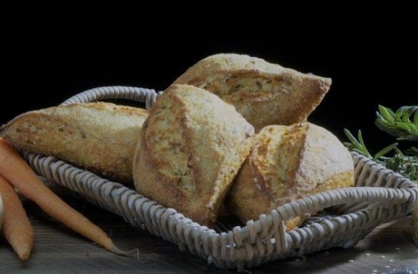 Delicioso panecillo de masa madre con chia, quinoa, zanahoria, cúrcuma, hierbas aromáticas y semillas.