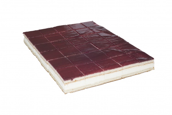 Bizcocho natural relleno de mousse sabor queso fresco, emborrachado con jarabe natural y decorado con crema de arándanos y gelatina. Estructura de producto tipo sándwich.