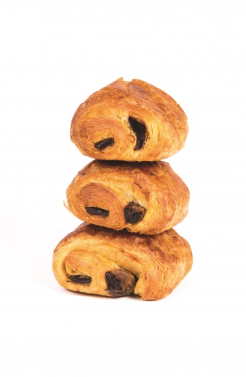 Mini pain au chocolat elaborado con un 21% de mantequilla y delicioso chocolate (12,5%). Producto con masa madre. Sin colorantes ni aromas asrtificiales.