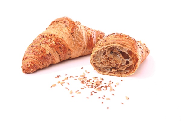 Croissant con un 19% de mantequilla, harina de trigo integral, decorado con semillas de linaza, girasol y copos de avena.