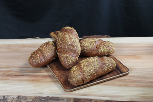Delicioso panecillo de harina de espelta integral con queso quark, semillas de espelta reventada y espolvoreado con semillas de lino dorado.