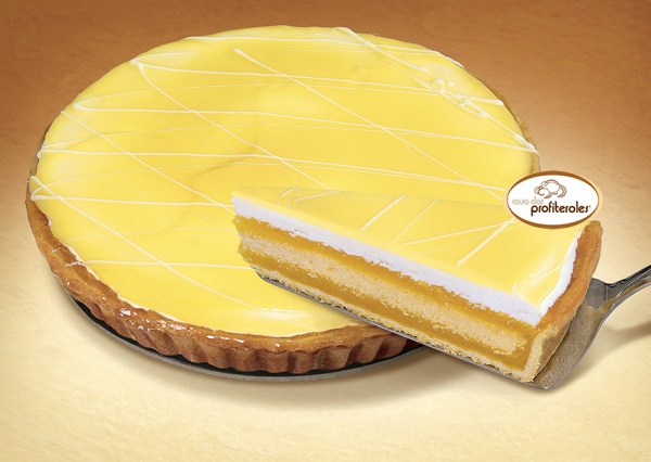 Una masa quebrada rellena de crema al puro estilo Lemon curd, con un bizcocho con nata y gelatina de limón. Decorada con chocolate blanco.