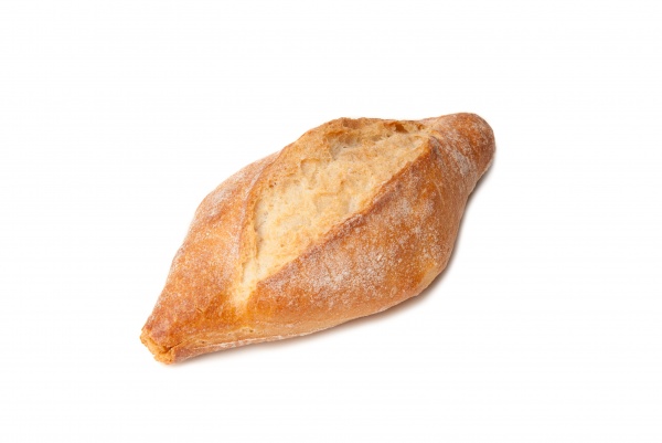 Vorgebackenes Brot in Rautenform mit knuspriger und mit Mehl bestreuter Kruste.