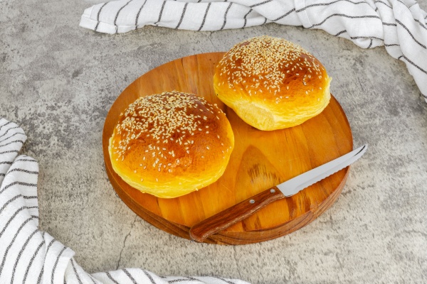 Pan de mantequilla con semillas de sésamo blanco de la mejor calidad posible. Muy resistente y suave al tacto. ¡Pruébenla echándole cualquier cosa en su interior!