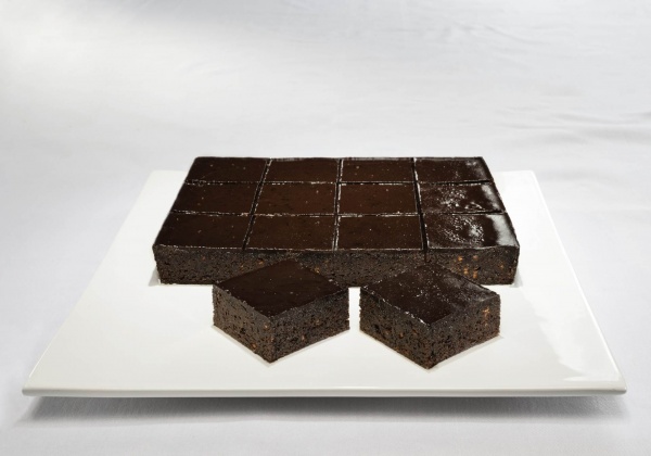 Típico Brownie de chocolate de toda la vida con nibs de cacao y cobertura de cacao
