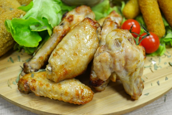 Alitas de pollo gourmet asadas al método tradicional. Son ideales como plato único o como
acompañamiento. El sabor como el de casa!