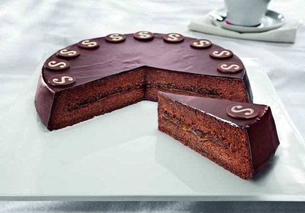 La composición clásica de bizcocho de cacao con confitura de albaricoque, cubierto de chocolate.