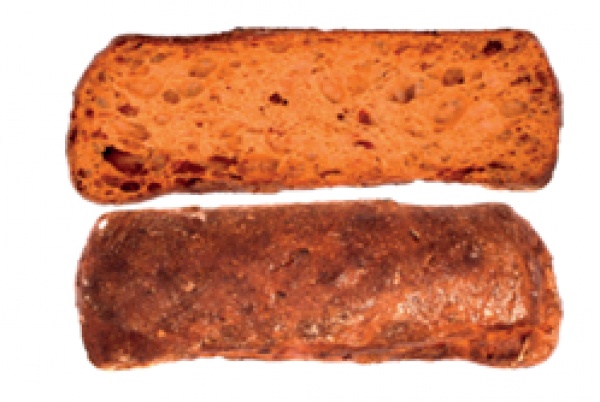 Un pan largo, rústico, tipo chapata, con trozos de tomate, especial para la hostelería de alta gama.