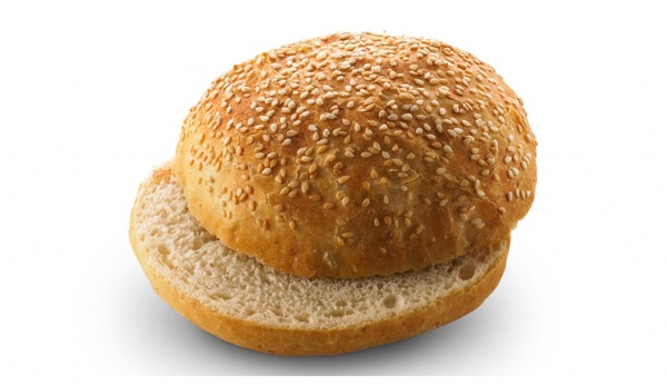 Köstliches Burger-Brot im Steinofen gebacken und aus Weizenmehl und Sesamsamen hergestellt.