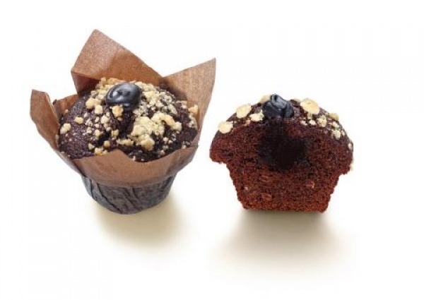 Dos texturas de chocolate son las que puedes encontrar en este muffin. Una masa abizcochada con chocolate, relleno de chocolate líquido y decorado con trocitos de crumble.