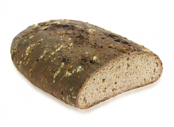 Sabroso y aromático pan de centeno con granos de espelta enteros, elaborado con masa madre natural. Se mantiene fresco largo tiempo.